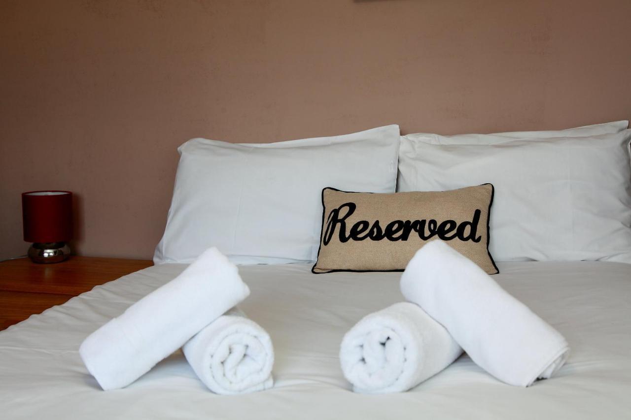Hampton Court Hotel East Molesey Bagian luar foto