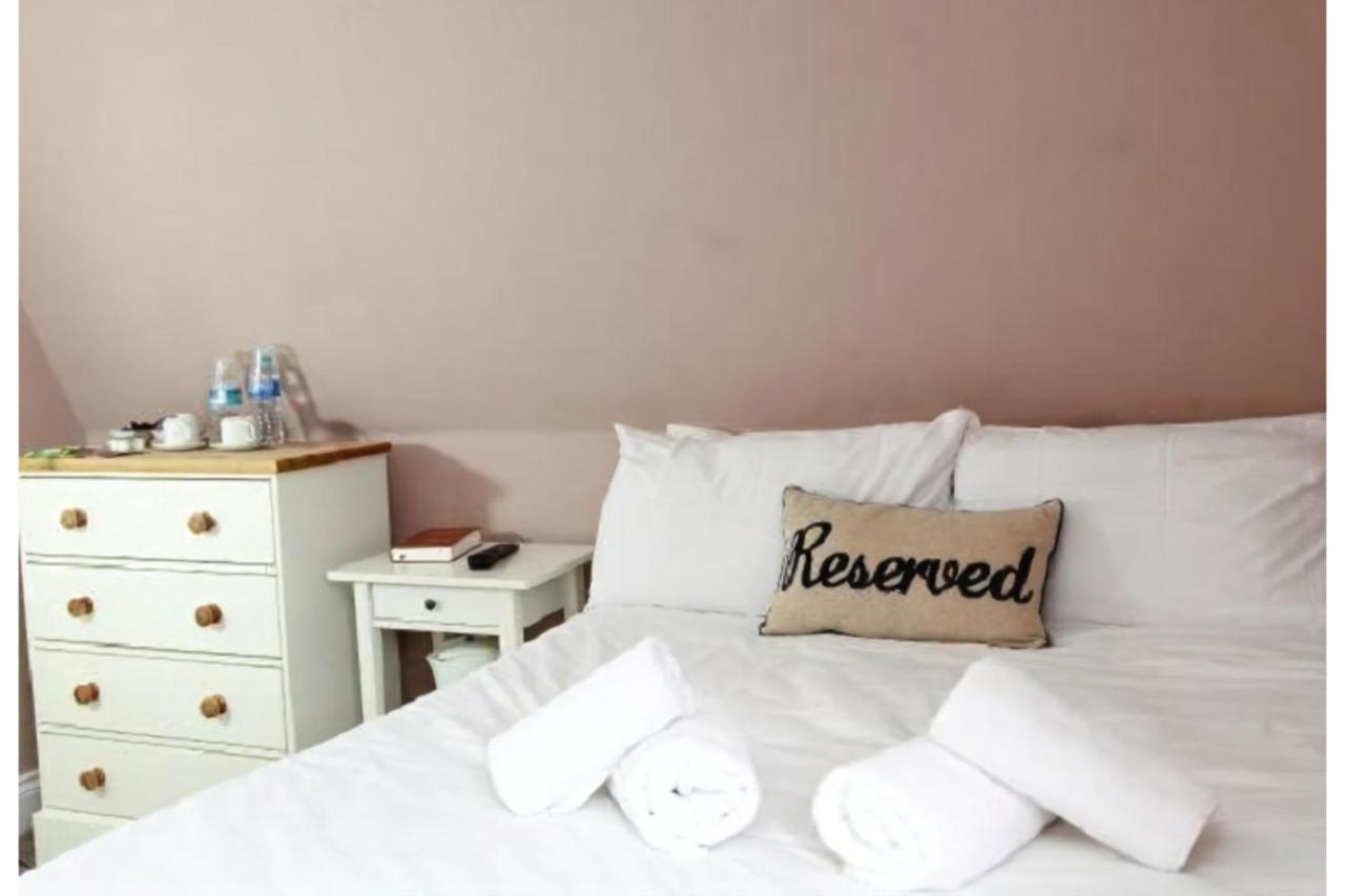 Hampton Court Hotel East Molesey Bagian luar foto