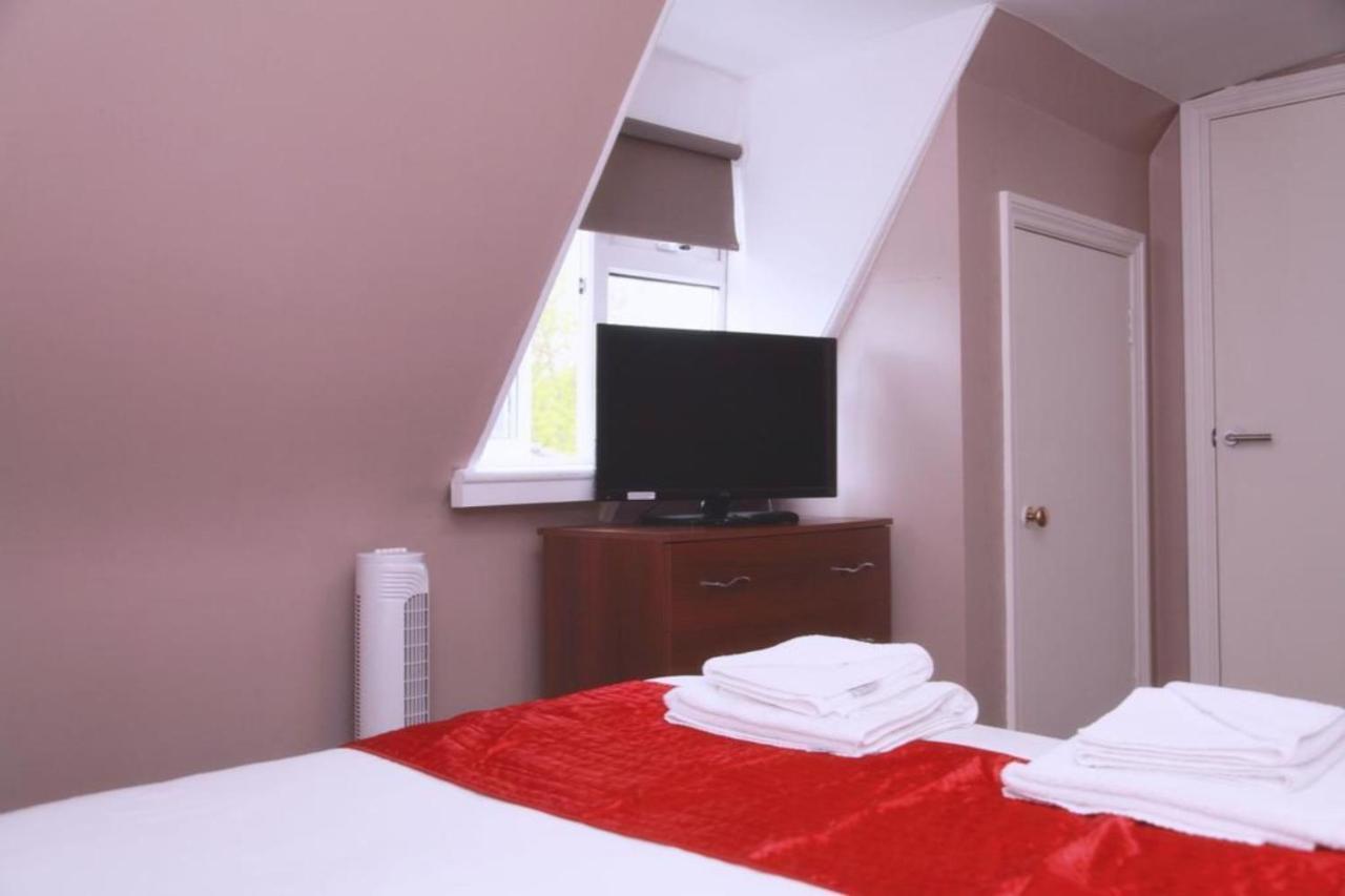 Hampton Court Hotel East Molesey Bagian luar foto