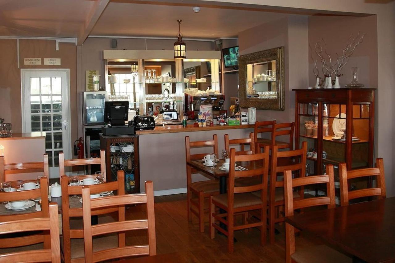 Hampton Court Hotel East Molesey Bagian luar foto